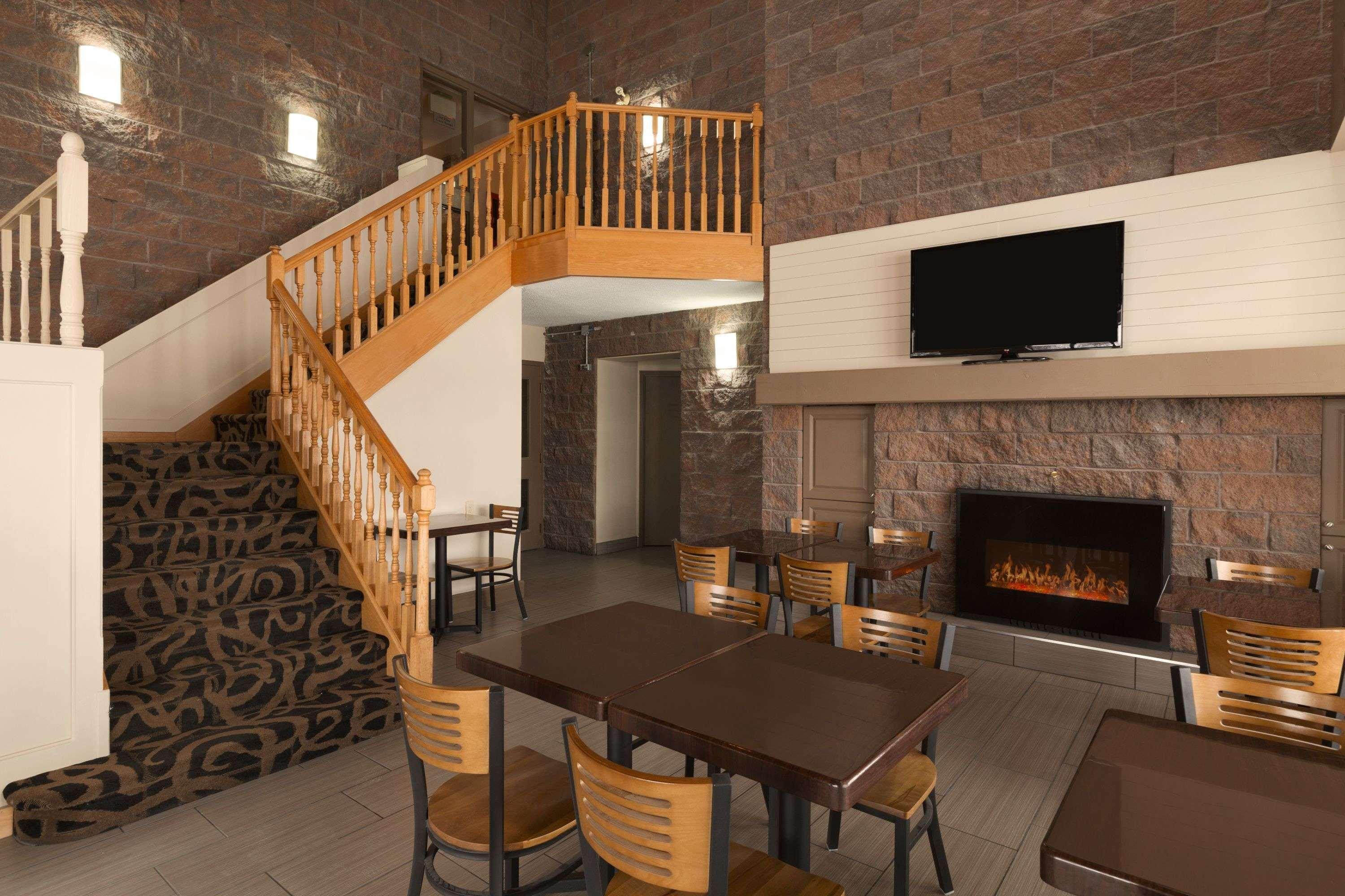 Super 8 By Wyndham Timmins On Hotel Exterior foto